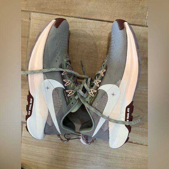 Nike Women's Pegasus Trail 5 Running Shoes, green pink, sz 10, NWB - Picture 3 of 8